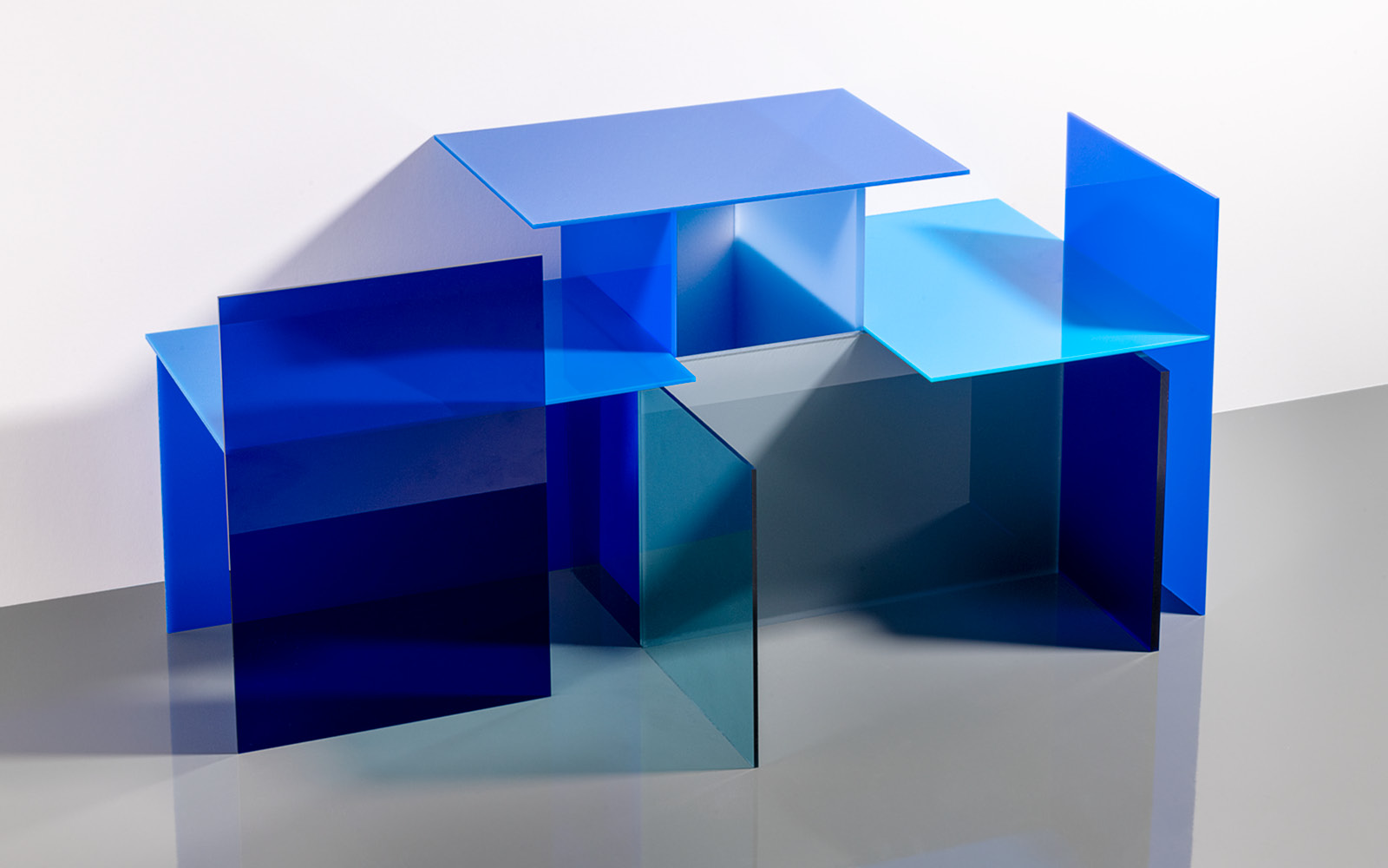 Blau eingefärbtes PLEXIGLAS® für dekorative und technische Anwendungen
