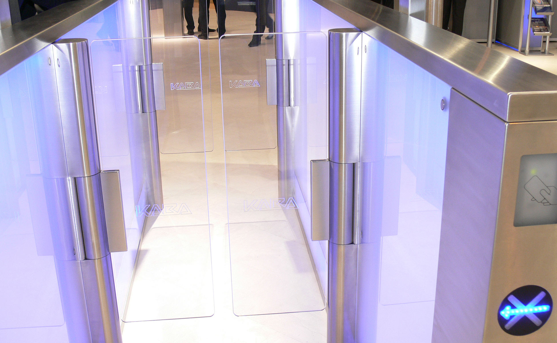 Zutrittsystem für Messen und Veranstaltungen aus Acrylglas in Kombination mit Licht