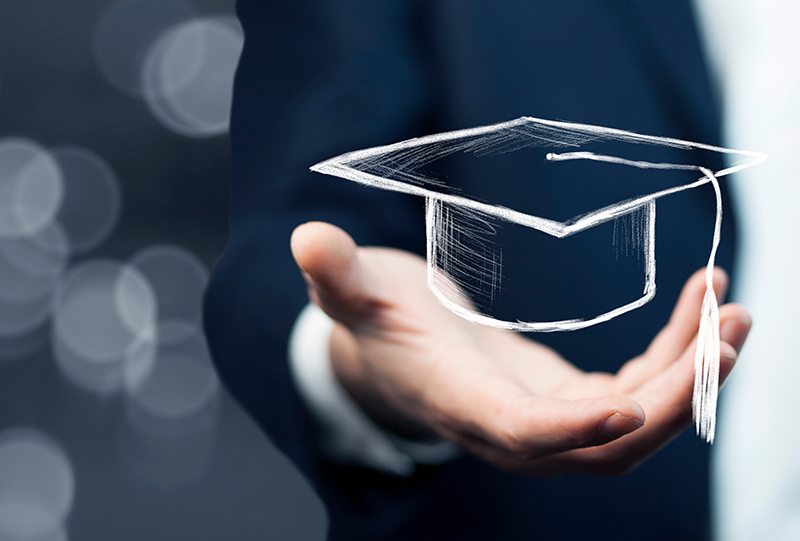 Man holding graduation cap StudiumPLUS - die clevere Kombination von Theorie und Praxis
