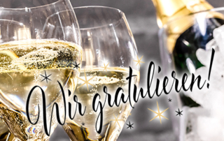 "Wir gratulieren" – Abbildung mit Sektflasche und Gläsern