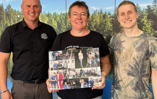 Eduard Klötzel und Tim Bauert gratulieren unserer Jubilarin Bernadette Litterst