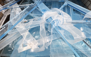 Platten- und Randabschnitte aus Acrylglas, Polycarbonat und anderen Kunst-stoffen werden getrennt gesammelt und recycelt