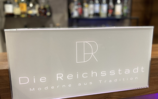 Raffinierte Verschmelzung von Ästhetik und Praktikabilität: die neue Champagner-Bowl aus PLEXIGLAS® Hi-Gloss.