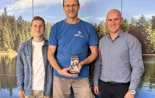 Oleg Engel, der seit zehn Jahren im Bereich Logistik arbeitet, wurde von Tim Bauert und Eduard Klötzel für sein Engagement und seine langjährige Treue zum Unternehmen gewürdigt.