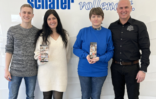 Zur Feier des Tages überreichten Geschäftsführer Eduard Klötzel und Tim Bauert, zuständig für den Bereich Personal, eine Fotocollage mit Erinnerungen der vergangenen Jahre auf Acrylglas an Christine Münchbach und Valentina Machrov.