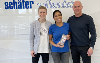 Eduard Klötzel und Tim Bauert überreichten Liliam Gießler-Estupinan eine Fotocollage mit Erinnerungen an die vergangenen Jahren verbunden mit den herzlichsten Glückwünschen zum Jubiläum.