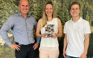 Zu ihrem besonderen Jubiläum überreichten Tim Bauert und Eduard Klötzel eine Fotocollage mit schönen Erinnerungen der vergangenen 20 Jahre.