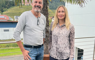 Amalia Lindt-Herrmann mit Geschäftsführer von Schäfer Kunststofftechnik bei ihrem Besuch auf dem Firmengelände in Ortenberg.