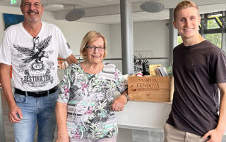 Am 1. September 2024 feierte Schäfer Kunststofftechnik ein ganz besonderes Jubiläum: Lydia Schäfer, Mutter des Unternehmensinhabers Joachim Schäfer, wurde für ihre außergewöhnliche 55-jährige Zugehörigkeit geehrt.