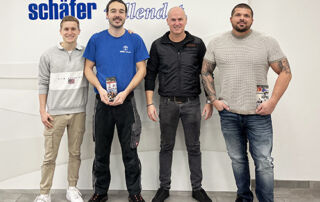 Die Schäfer Kunststofftechnik GmbH ehrt Christian Fladt und Hannes Hoppler für ihre langjährige Unternehmenszugehörigkeit.