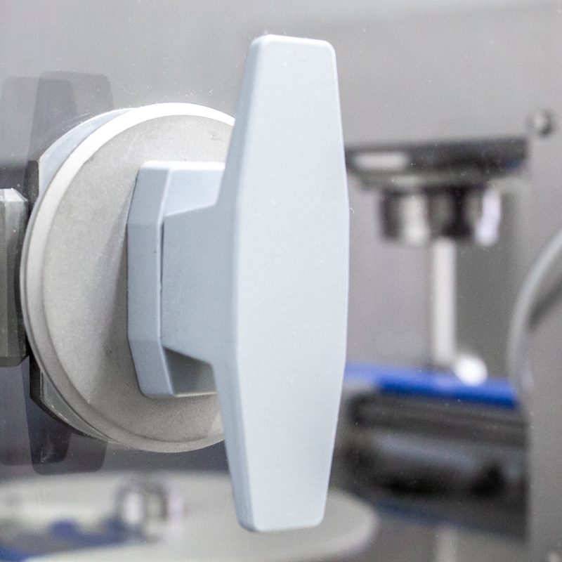 Detailaufnahme eines ergonomischen Sicherheits-Drehverschlusses an einer Maschinen-Schutzverkleidung – für sicheren Zugang und Bedienkomfort im industriellen Umfeld