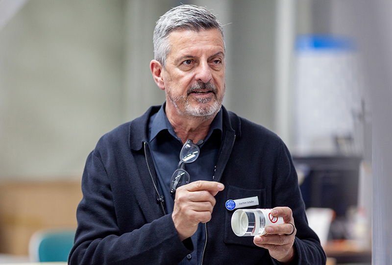 NWS_0625_BiB 5-Achs-Fräsmaschine in der Kunststoffverarbeitung