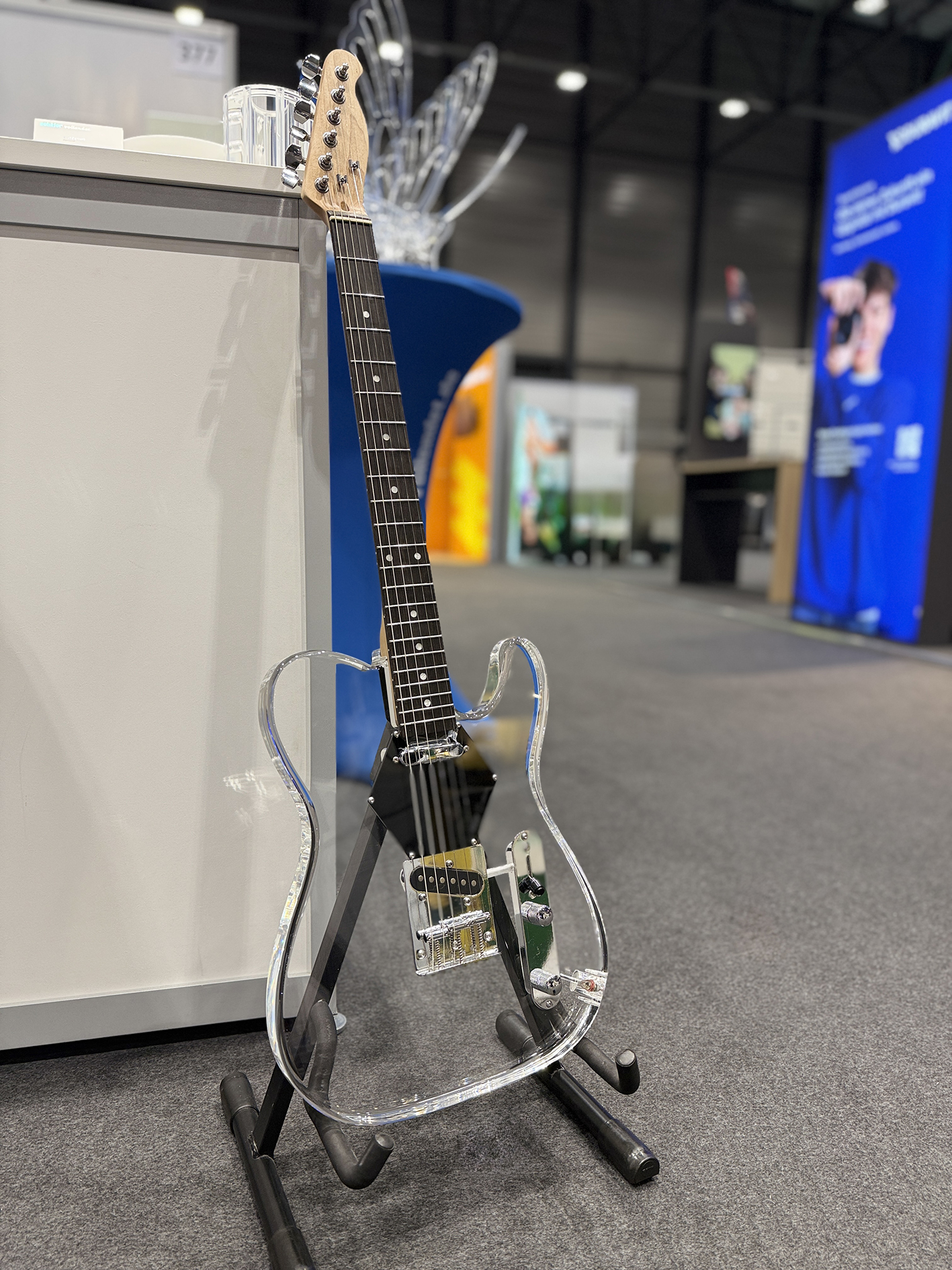 SV_Gitarre02 5-Achs-Fräsmaschine in der Kunststoffverarbeitung