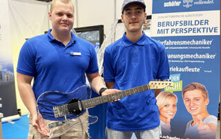 Zwei Mitarbeiter haben gemeinsam eine außergewöhnliche Gitarre aus PLEXIGLAS® gefertigt.