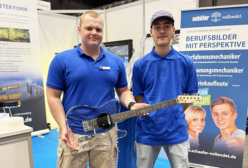 SV_GitarreBiB 5-Achs-Fräsmaschine in der Kunststoffverarbeitung