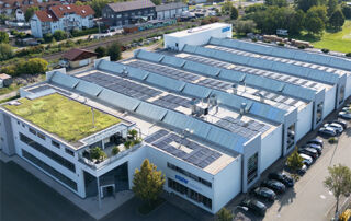 Familiengeführte Nachfolge sichert langfristige Zukunft: Inhaber Joachim Schäfer übergibt die Schäfer Kunststofftechnik GmbH in der privat gestalteten Nachfolgelösung an die Familie Schwerdtfeger.