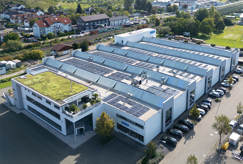 Familiengeführte Nachfolge sichert langfristige Zukunft: Inhaber Joachim Schäfer übergibt die Schäfer Kunststofftechnik GmbH in der privat gestalteten Nachfolgelösung an die Familie Schwerdtfeger.